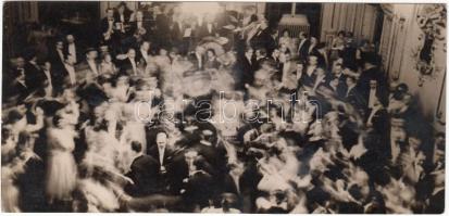 cca 1932 Róna Imre vintage fotóművészeti alkotása egy bálteremről, jelzetlen, feliratozott, Kinszki Imre hagyatékában volt, 8x17 cm