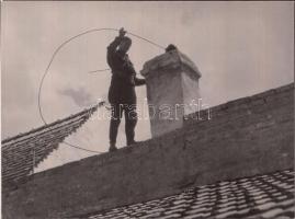 1934 Pöltinger Gusztáv (Sopron): Kéményseprő, jelzetlen vintage fotó, a szerző hagyatékából, 14x19 cm