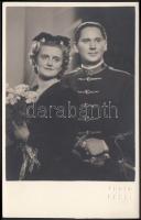 1942 Pécsi József műtermi vintage felvétele egy házaspárról, hideg pecséttel jelzett, fotóképeslap, 8x14 cm