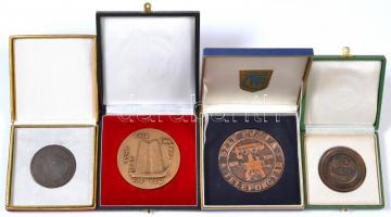 4db különféle emlékérem dísztokban, közte "20 éves a Távközlési Kutató Intézet" Br emlékér...