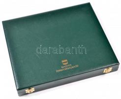 Éremtartó kazetta zöld színben 1 kivehető tálcával, összesen 24 férőhellyel, jó állapotban!