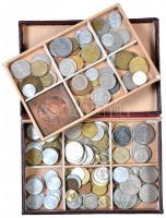 0,8kg vegyes fémpénz kis ládikában T:vegyes