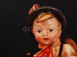 Hummel-Goebel kisfiú nagybőgővel, kézzel festett, jelzett, hibátlan, m:15 cm
