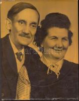 cca 1940-1950 Hangos fénykép, a kettős portrét vastag lakkréteg védi, ebbe nyomták bele a lemezjátszón lejátszható kislemezt, különleges lelet, mert privát képről van szó, 22x17 cm