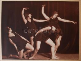 1925 Strelisky: Szentpál Olga mozgásművészeti iskola növendékeinek fellépése, vintage fotó, feliratozva, képméret 11x14 cm, karton 32x24 cm