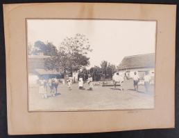 1930 Lőcsei Árpád: Alföldi tanyaudvar, a gazdálkodó háza népével, jelzetlen vintage fotó, a szerző hagyatékából, képméret 16x23 cm, karton 23x31 cm