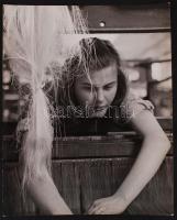 cca 1930-1940 Szabó Lajos: Selyemszövő, vintage fotóművészeti alkotás, pecséttel jelzett, 30x24 cm