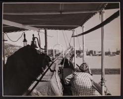 1940 Danassy Károly: Sétahajón, vintage fotóművészeti alkotás, jelzetlen, a szerző hagyatékából, 23x29 cm