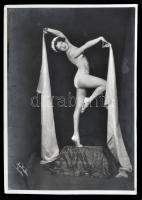 1947 Ma. Walten (Berlin): Egerváry Bea balerina, a modell dedikációjával, aláírásával, 29x23 cm