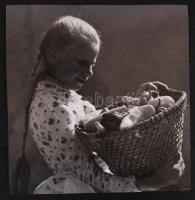 c ca 1935-1940 Reich Péter Cornel: Paprika szedés, vintage fotó, feliratozva, a szerző hagyatékából, 22x21 cm