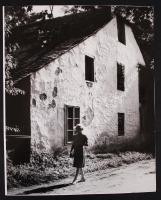 cca 1935-1940 Reich Péter Cornel: Délutáni séta, vintage fotó, pecséttel jelzett, 29x23 cm