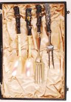 Szecessziós ezüst (Ag.) nyelű tálalóeszközök (4d), kettő csont nyelű kagylóhéj végű, hibásak, pótolt...