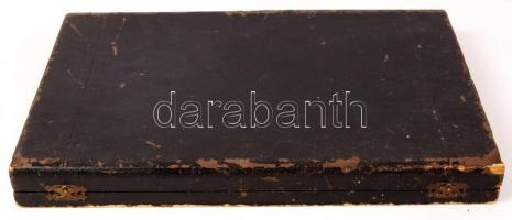 Szecessziós ezüst (Ag.) nyelű tálalóeszközök (4d), kettő csont nyelű kagylóhéj végű, hibásak, pótolt...