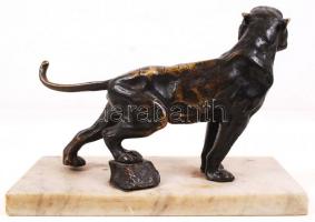 Cca 1930 tigris, bronz, márvány talapzaton, jelzés nélkül, m:15 cm, h:23 cm