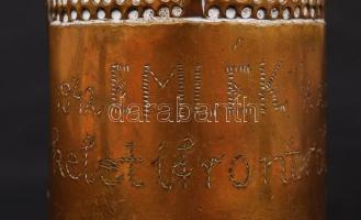 Virágokkal díszített II világháborús töltényhüvelyből készített réz váza, m:17,5 cm / 
Vase with flo...