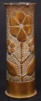 Virágokkal díszített II világháborús töltényhüvelyből készített réz váza, m:17,5 cm / 
Vase with flo...