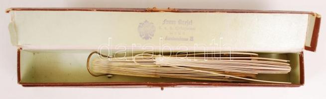 Csont és bakelit legyező régi karton dobozban, sérültek, h:16 cm (2×)