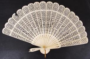 Csont és bakelit legyező régi karton dobozban, sérültek, h:16 cm (2×)