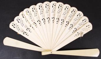 Csont és bakelit legyező régi karton dobozban, sérültek, h:16 cm (2×)