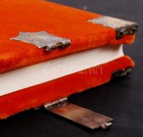 A párizsi hóráskönyv, Bp., 1978. Helikon Kiadó Sorszámozott hasonmás kiadás fémveretes egészbársony ...