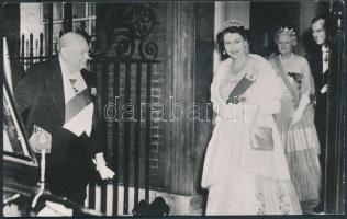 1953 Churcill és II. Erzsébet találkozása, sajtófotó / &lt;br/&gt;1953 Meeting of Churcill and Elizabeth II, 9x14 cm