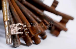 Hatalmas kulcscsomó, rozsdásak