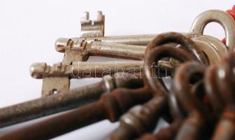 Kulcscsomó több mint 20 db kulccsal, rozsdásak