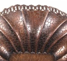 Gazdagon díszített füles kínálókosár, jelzés nélkül, fém, jó állapotban, 28×24 cm, m:18 cm