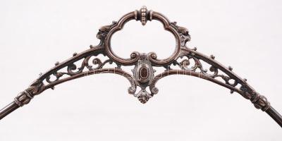 Gazdagon díszített füles kínálókosár, jelzés nélkül, fém, jó állapotban, 28×24 cm, m:18 cm