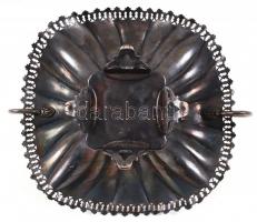 Gazdagon díszített füles kínálókosár, jelzés nélkül, fém, jó állapotban, 28×24 cm, m:18 cm