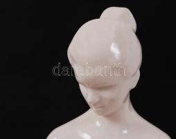 Oláh Sándor (1907-1983): Ülő női akt. Fehér mázas, jelzett, hibátlan, m:36 cm