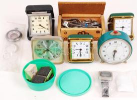 Nagy óra tétel: órák és tartozékok, 3 utazóóra, 2 vekker, 1 kvarcóra (jó állapotban, működőképes), több hibás óra, alkatrészek