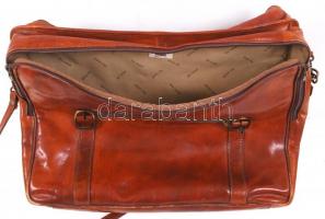 Jó minőségű, nagyméretű olasz bőr táska vállpánttal és kézben hordozható, sok rekesszel, jó állapotb...