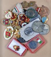 29db vegyes jelvény, kitűző, plakett, díjérem dobozban, közte BM Határőrség kiváló rajparancsnoka,