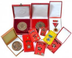 10db szocializmus korabeli kitüntetés dísztokban + emlékérem dísztokban T:1,2