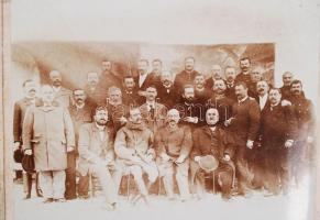 1896 Régi csoportkép kartonra kasírozva, hátoldalán felirattal, fotó: 20x15 cm, karton: 30x25 cm