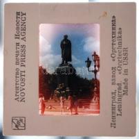 Diavetítéshez szükséges tartozékok (8 db): diaüveg, "dia" szegőszalag, üveg nélküli diaker...