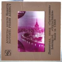 Diavetítéshez szükséges tartozékok (8 db): diaüveg, "dia" szegőszalag, üveg nélküli diaker...