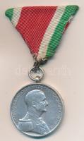 1939. &quot;Magyar Kis Ezüst Vitézségi Érem&quot; ezüstözött bronz. Szign.: BERÁN L. nem eredeti szalagon T:2 &lt;br/&gt;Hungary 1939. &quot;Small Medal for Bravery&quot; silver plated bronze decoration on ribbon, sign.: BERÁN L. C:XF