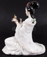 Kínai virágot szemlélő lány, kézzel festett, jelzett, hibátlan, m:33 cm, h:29 cm