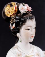 Kínai virágot szemlélő lány, kézzel festett, jelzett, hibátlan, m:33 cm, h:29 cm