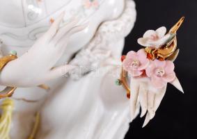 Kínai virágot szemlélő lány, kézzel festett, jelzett, hibátlan, m:33 cm, h:29 cm