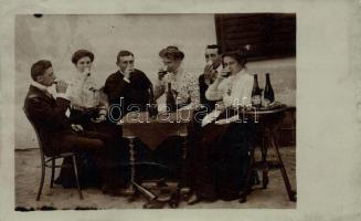 Léva italozás, 4 darabos fotósorozat / Drinking, 4 photos