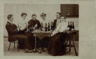 Léva italozás, 4 darabos fotósorozat / Drinking, 4 photos