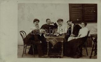 Léva italozás, 4 darabos fotósorozat / Drinking, 4 photos