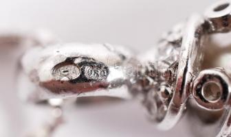 Könnycsepp alakú függő ezüst (Ag) láncon, jelzett /
pendant with silver necklace, br: 14,2g