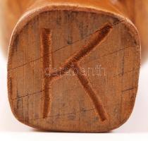 "K" jelzéssel: Faragott fa fej, m: 17 cm