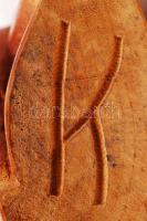 "K" jelzéssel: Faragott fa fej, m: 20 cm