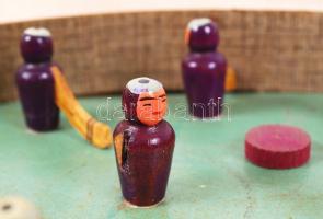 cca 1940 PIatnik: Jéghoki játék hiánytalan, korához képest jó állapotban, két ütőnél a ragasztás ele...