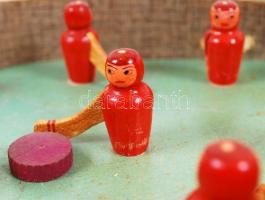 cca 1940 PIatnik: Jéghoki játék hiánytalan, korához képest jó állapotban, két ütőnél a ragasztás ele...